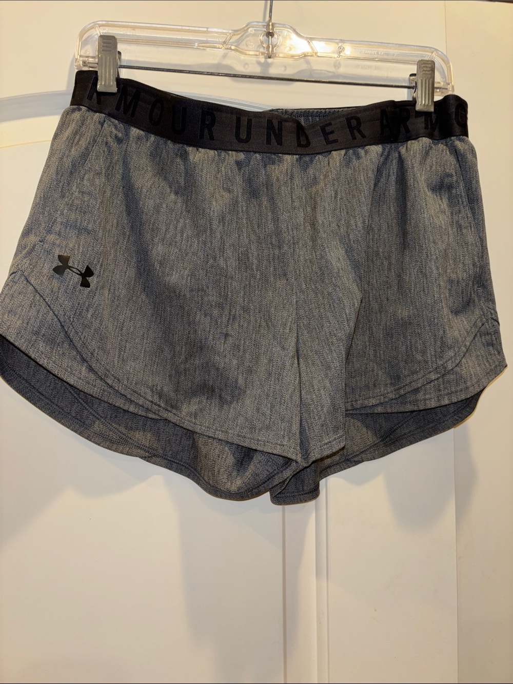 Large Under Armour Women's Gray Athletic Shorts w Branded Waistband & Pockets.